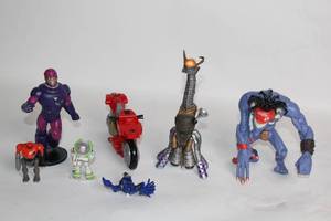 lot 455 image: Collection of 8 Assorted Action Figures and Toys