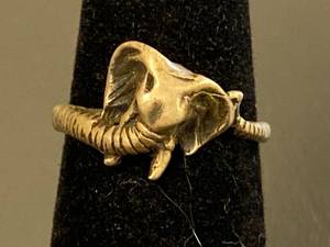 lot 115Z image: Sterling Silver 925 Elephant Ring Size 6