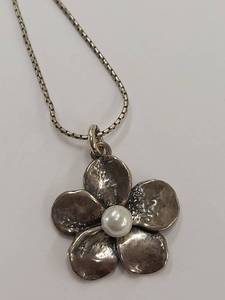 lot 140M image: Sterling Silver Flower Pendant Necklace with Pearl