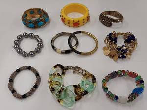 lot 173M image: Vintage and Modern Costume Jewelry Bracelet Lot