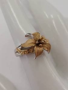 lot 186M image: Gold-Tone Flower Design Ring with Sterling Silver Band