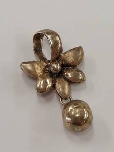 lot 189M image: Elegant Sterling Silver Gold Tone Floral Pendant