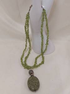 lot 212M image: Sterling Silver Peridot Chip Necklace with Green Stone Pendant