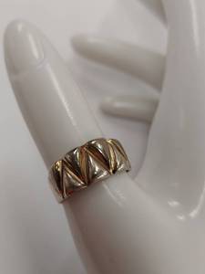 lot 220M image: Vintage Sterling Silver Italian Ring Triangular Pattern