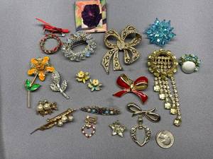 lot 52B image: Vintage Jewelry Collection Brooch Pins Lot
