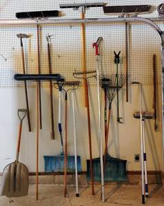 lot 5 image: Large Lot of Yard ToolsHand Tools