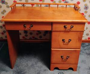 lot 40 image: Four Drawer Maple Desk