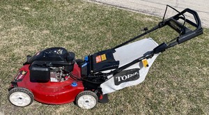 lot 22 image: Toro Self Propelled Push-Mower with Push Button Start