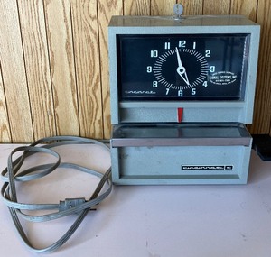 lot 69 image: Vintage Cincinnati TimePunch Clock