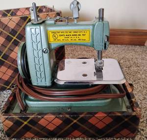 lot 127 image: Betsy Ross miniature electric sewing machine, model 707, manufactured by Gibraltar MFG. Co., Inc. in Jersey City, N.J.