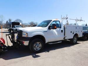 lot 6 image: 2006 Ford F350  XL 4WD Super Duty Utility Truck with Western Plow
