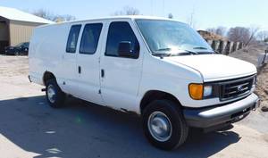 lot 12 image: 2004 Ford E250 Service Van
