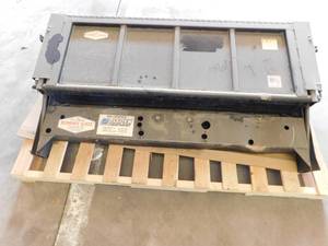 lot 40 image: 2015 Tommy Hydraulic Lift Gate