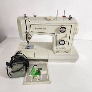 Kenmore Model 1560 Zig Zag Sewing Machine Great Condition Works Great
