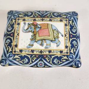 lot 24 image: Wedgwood Bone China Blue Elephant Trinket Box Playing Cards Beautiful Excellent Condition