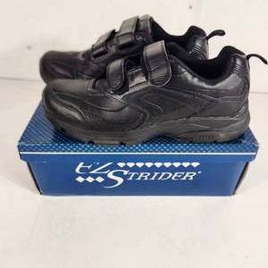 lot 39 image: Mens Black EZ Strider Velcro Tennis Shoes Excellent Condition Size 10W