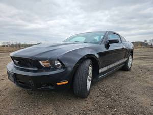 lot 6 image: 2012 Ford Mustang V6
