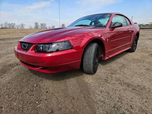 lot 12 image: 2001 Ford Mustang