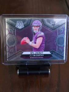 lot 82 image: JJ MCCARTHY 2024 PANINI MOSAIC NFL DEBUT ROOKIE CARD