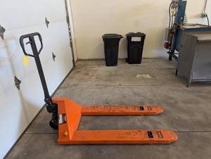 lot 18 image: Pallet Jack