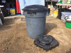 lot 131 image: Brute Rubbermaid Trash Can - Lid - Rolling Base