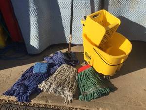 lot 146 image: Rubbermaid Mop Bucket - Mop - Heads