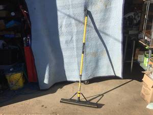 lot 147 image: Quickie 24 Dual-Blade Jobsite Squeegee