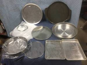 lot 195 image: Group Pizza Pans - Sifters - Oggi Thermal Tray