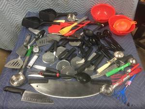 lot 196 image: Group KitchenPizza Utensils - Knives - Cutters
