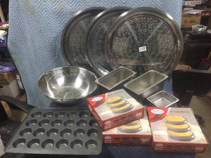 lot 197 image: Large Platters - Bowl - SS - Cupcake - Cake Molds