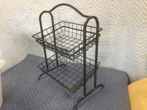 lot 148 image: Metal Countertop Wire Display Basket