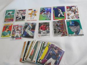 lot 38 image: Assorted Baseball Cards...