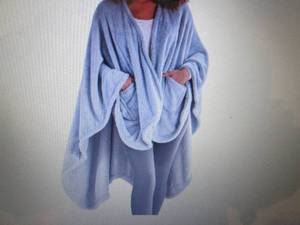 lot 324 image: Berkshire Wearable Blanket...