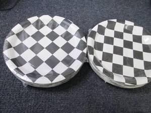 lot 356 image: 2- 50 ct paper Plates...