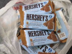 lot 509 image: 12- 1.4 oz Hersheys Milklicious...