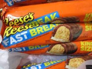 lot 512 image: 12- 3.5 oz Reeses Fast Break King ...