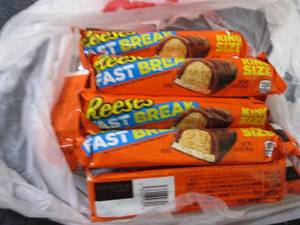 lot 518 image: 12- 3.5 oz Reeses Fast Break King ...
