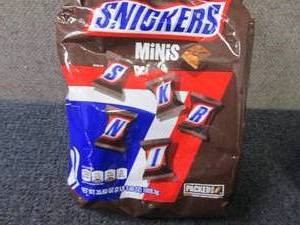 lot 526 image: 35.60 oz Snickers Minis...