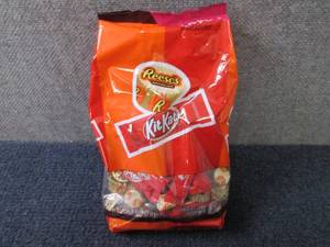 lot 529 image: 33.36 oz ReesesKitKats Miniatures...