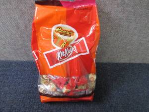 lot 530 image: 33.36 oz ReesesKitKats Miniatures...