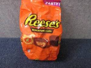 lot 535 image: 35.6 oz Reeses Miniature Cups...