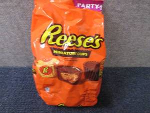 lot 536 image: 35.6 oz Reeses Miniature Cups...