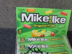 lot 611 image: 12- 5 oz Mike & Ike Original Fruits...