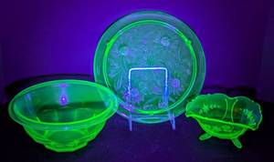 lot 97 image: Vintage Uranium Glass Bowls and Platter