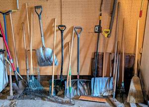 lot 105 image: Variety of Long Handled Yard and Garage Tools
