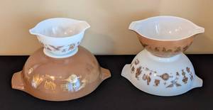 lot 25 image: Pyrex Early American Mixing Bowl Set