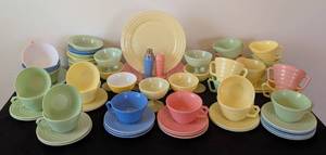 lot 13 image: Large Variety of Hazel Atlas Platonite Dishes
