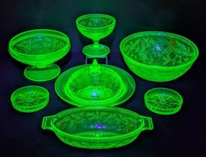 lot 45 image: Jeannette Cherry Blossom Uranium Glass Servingware