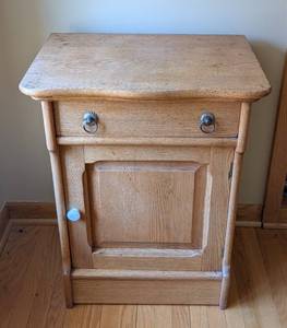 lot 26 image: Vintage Wood Washstand