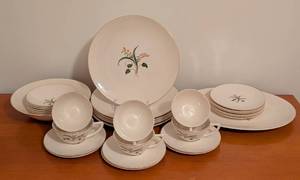 lot 153 image: Edwin Knowles Forsythia Dish Set